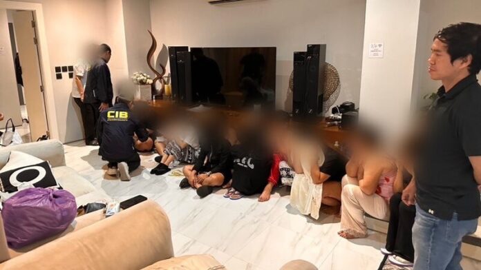 泰国新闻 泰警方封城行动突袭豪宅 24名跨国诈骗团伙成员落网